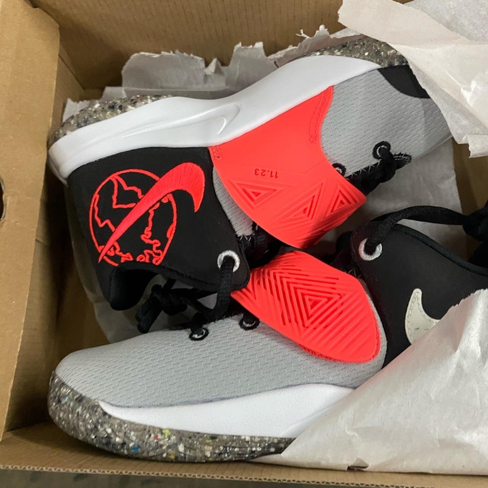 KYRIE FLYTRAP III SNEAKERS